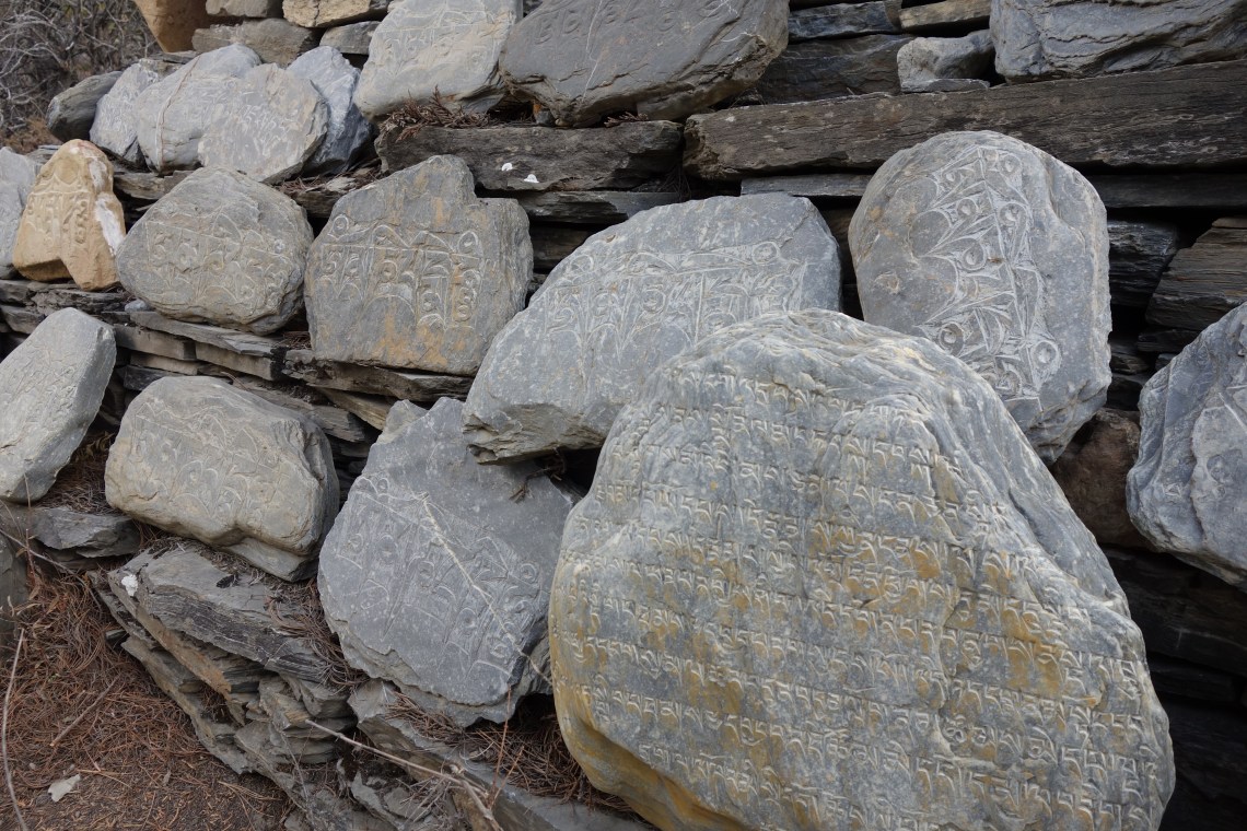 annapurna circuit mani wall nepal travel blog buddhism (2)