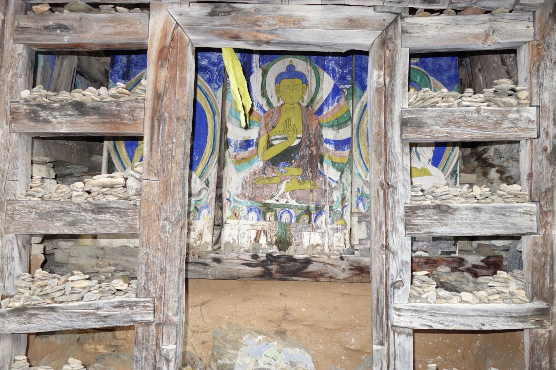 annapurna circuit mani wall nepal travel blog buddhism (5)